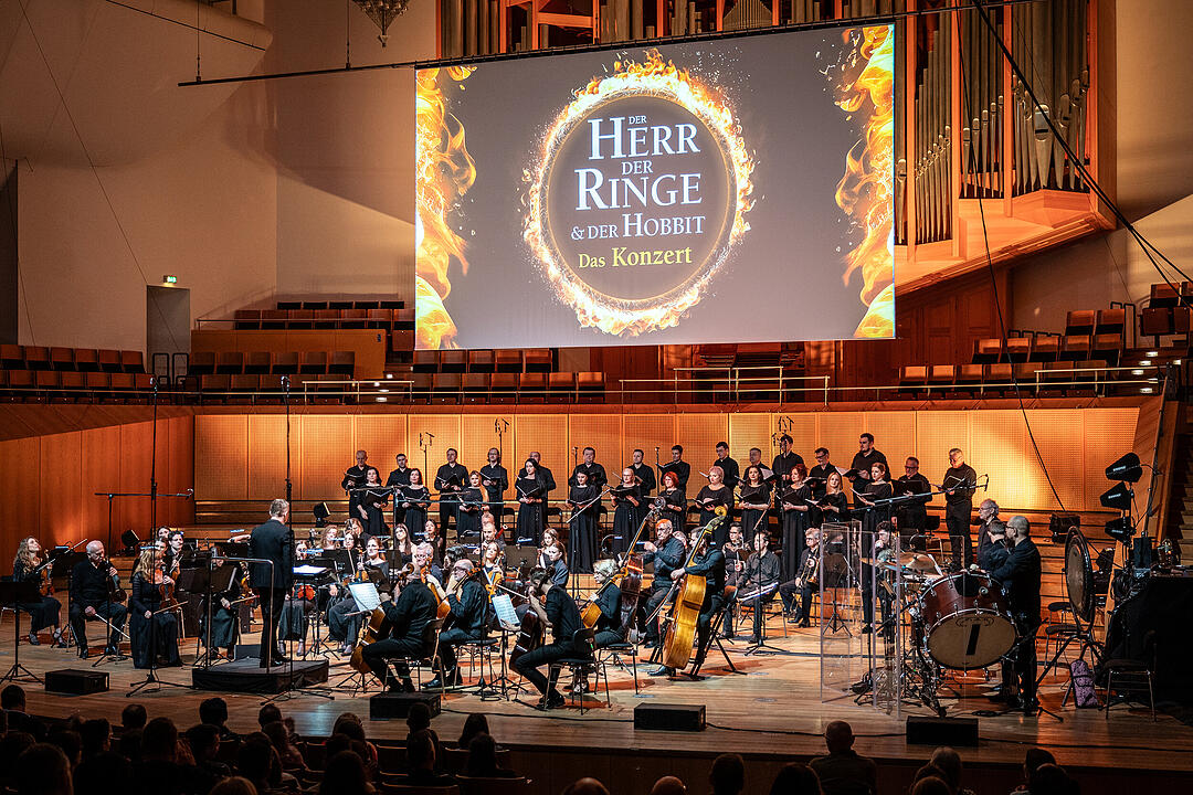 Großes Orchester, Solisten und Sänger!