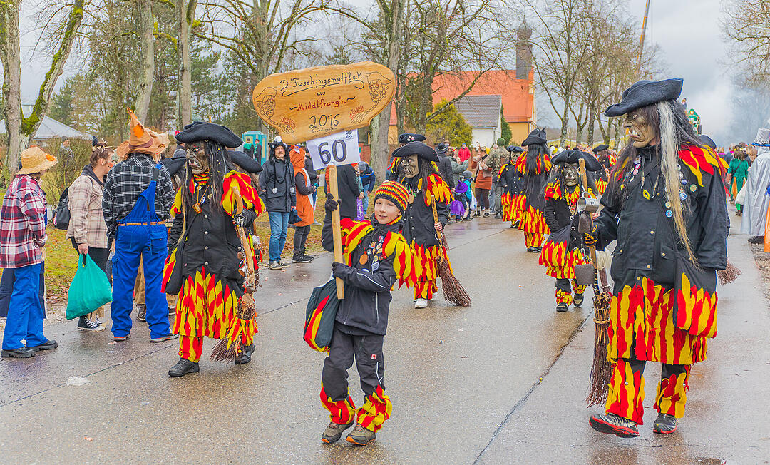 Buntes Faschingstreiben begeistert groß und klein.