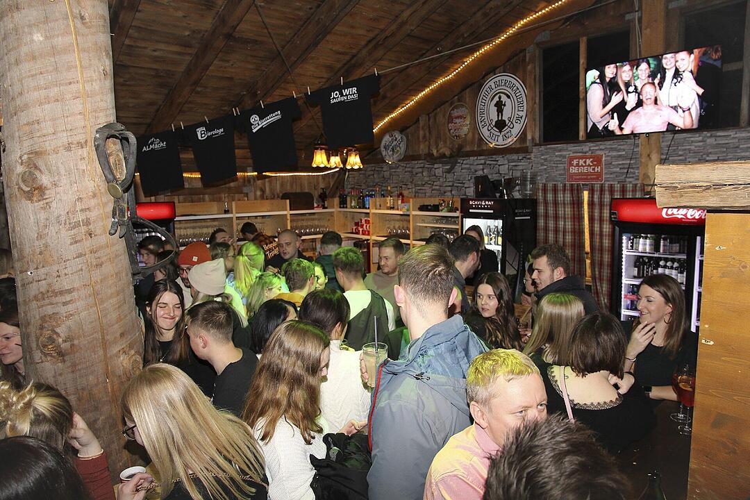 Beste Partystimmung bei voller Hütte.