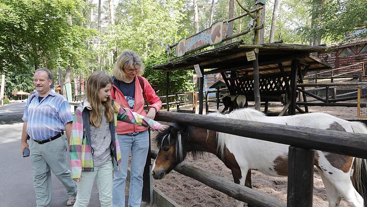 Im Freizeitland kann man auch Ponys streicheln. Foto: Matthias Hoch