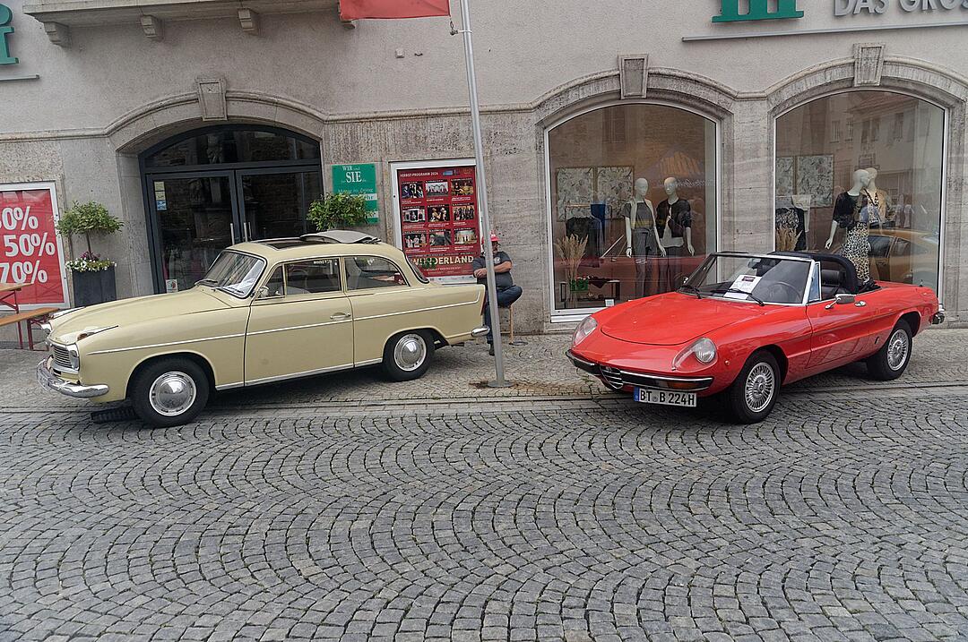 Historische Automobile und Motorräder