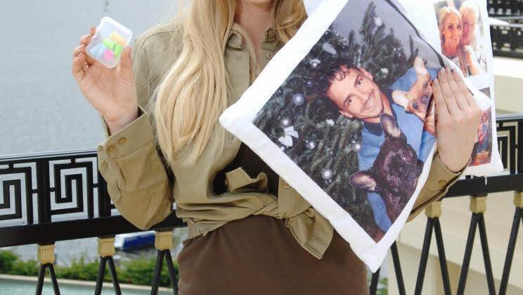 Angelina Heger (22): Die Bachelor-Finalistin hat gegen Heimweh ein Doppelkissen mit Fotoaufdrucken (Freund Chrissi sowie ihre beiden Hunde Louis und Lotti) und Ohrstöpsel im Gepäck: "So kann ich immer süß träumen und an meine Lieben denken." Alle Infos zu "Ich bin ein Star - Holt mich hier raus!" im Special bei RTL.de: www.rtl.de/cms/sendungen/ich-bin-ein-star.html