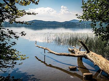 Der Laacher See ist ein mystischer Ort. Diese 13 Mythen begleiten dich auf eine spannende Reise mit Laachus, dem Stein.