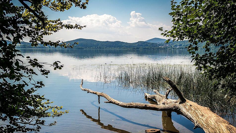 Der Laacher See ist ein mystischer Ort. Diese 13 Mythen begleiten dich auf eine spannende Reise mit Laachus, dem Stein.