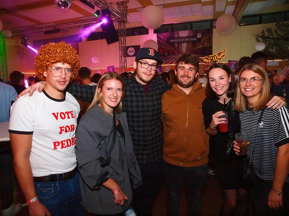 Viele verkleidete Besucher*innen feierten in Oberthulba