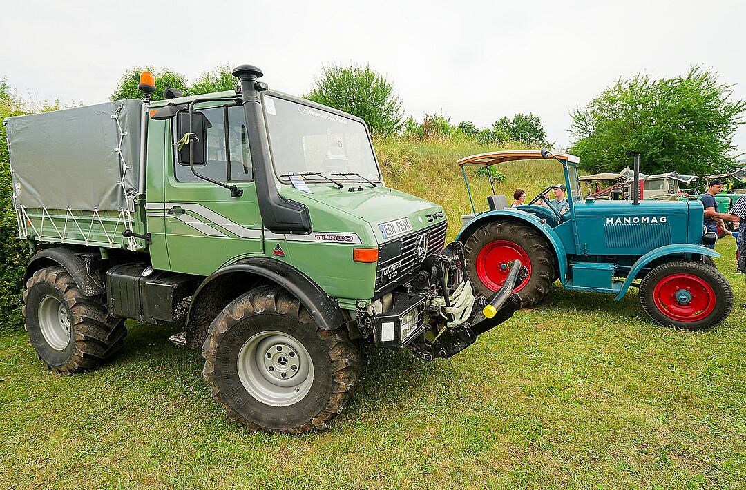 Autos, Motorräder, Mopeds und Traktoren gab es zu bewundern.