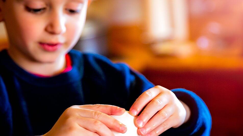 Gar nicht so einfach: Ein Ei aufzuschlagen, müssen Kinder üben.