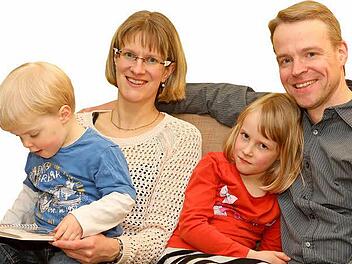 Jannis, Ariane, Fiona und Frank Fischer (von links) fühlen sich in ihrem Stadthaus wohl.   Foto: Barbara Herbst