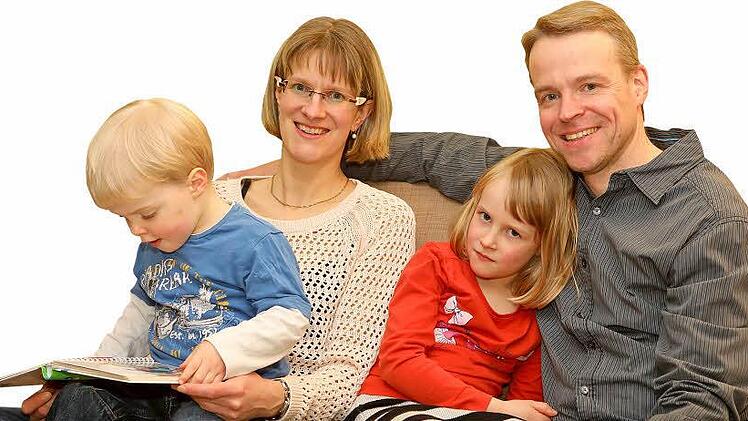 Jannis, Ariane, Fiona und Frank Fischer (von links) fühlen sich in ihrem Stadthaus wohl.   Foto: Barbara Herbst