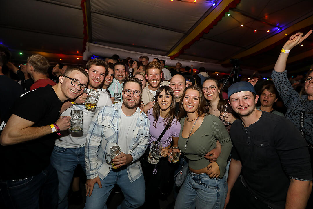 Beste Stimmung beim traditionsreichen Zeltweinfest an der Mainschleife!