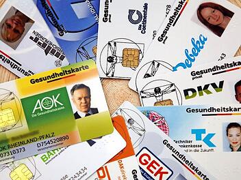 Seit 1. Januar spielt die Wahl der Krankenkasse wieder eine Rolle: Manche verlangen einen Zusatzbeitrag, andere nicht. Doch gleich, wo man versichert ist: die Gesundheitskarte mit Foto ist Pflicht. Foto: Harald Tittel/dpa