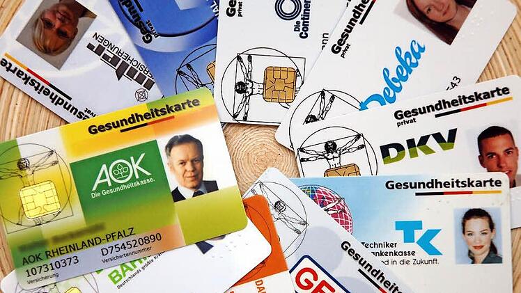 Seit 1. Januar spielt die Wahl der Krankenkasse wieder eine Rolle: Manche verlangen einen Zusatzbeitrag, andere nicht. Doch gleich, wo man versichert ist: die Gesundheitskarte mit Foto ist Pflicht. Foto: Harald Tittel/dpa