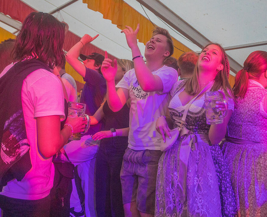 Musik im Festzelt gab es mit der Band "KLOSTERGOLD"
