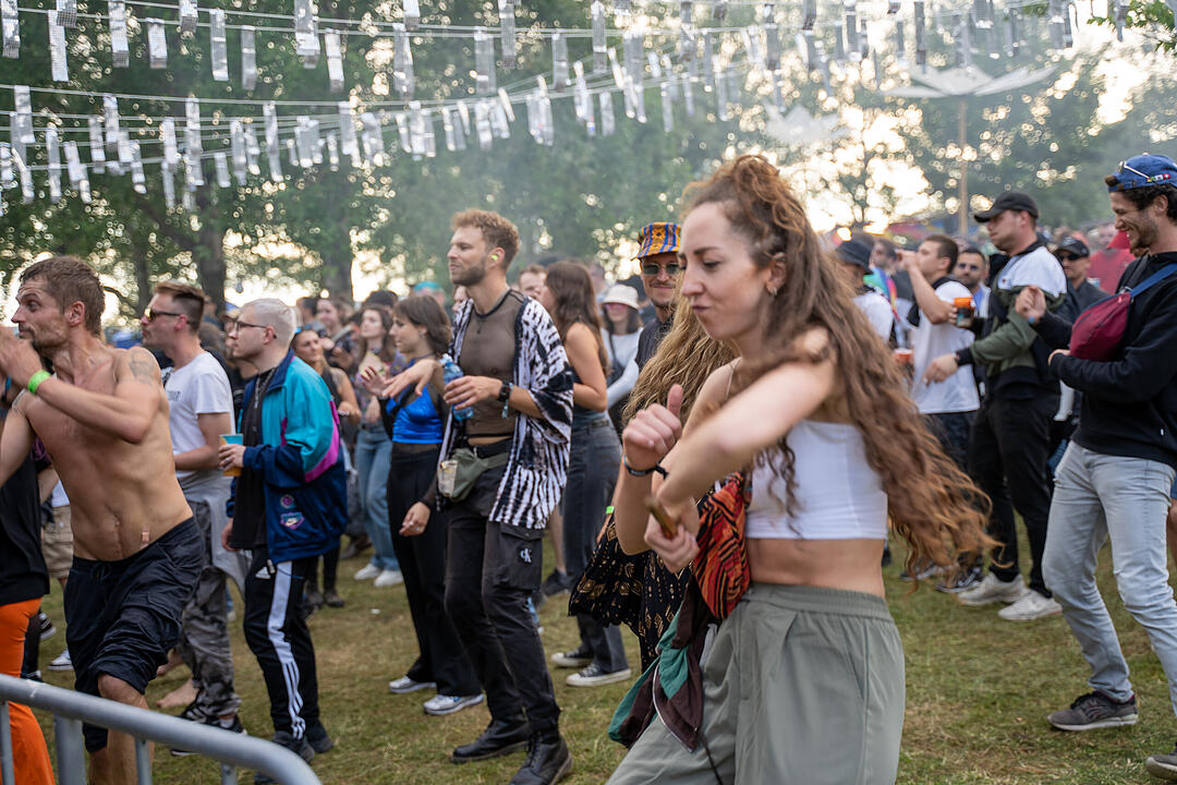 Sommer. Sonne. Tanzen. Techno. Bass!
