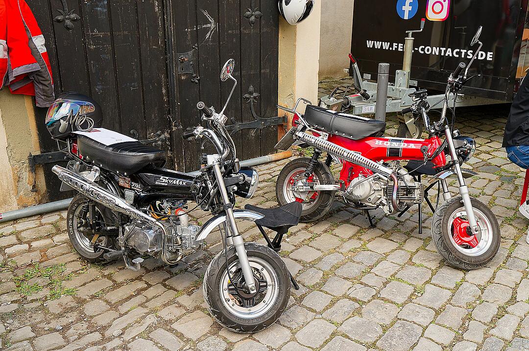 Historische Automobile und Motorräder