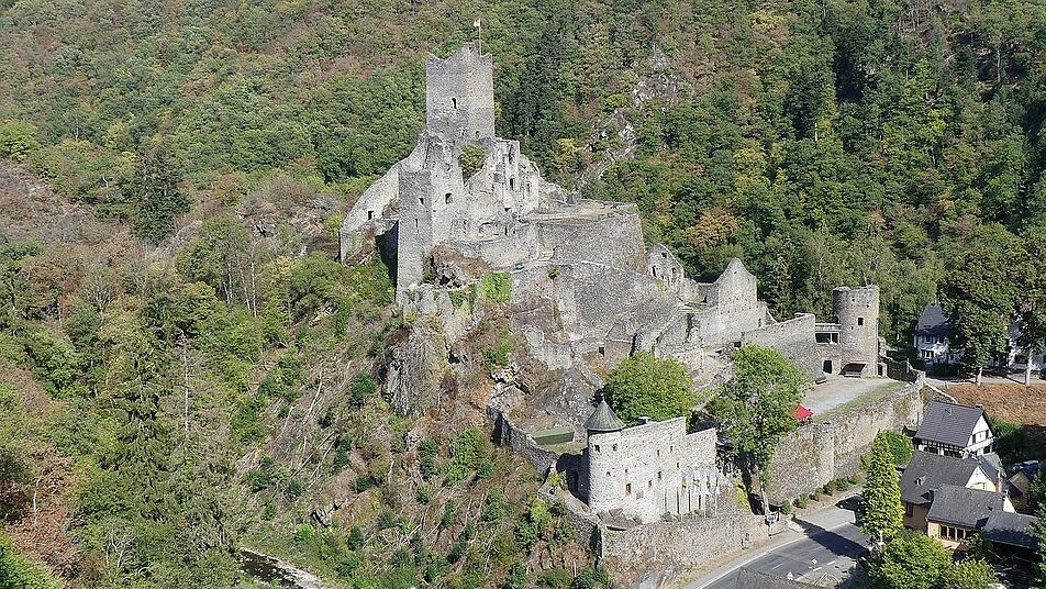 Die Manderscheider Burgen in der Eifel.