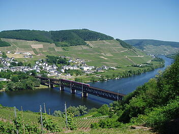 Über die Doppelbrücke bei Bullay fährt die Moselweinbahn nach ihrem Start im Bahnhof Bullay durch das romantische Mittelmoseltal.