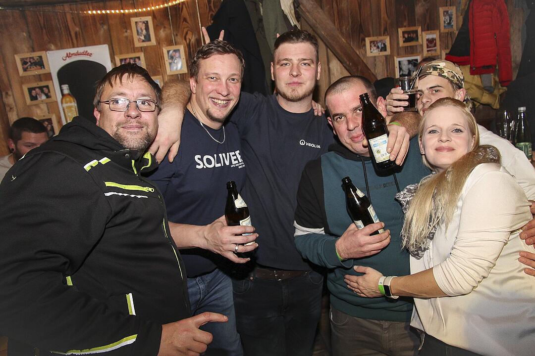 Beste Partystimmung bei voller Hütte.