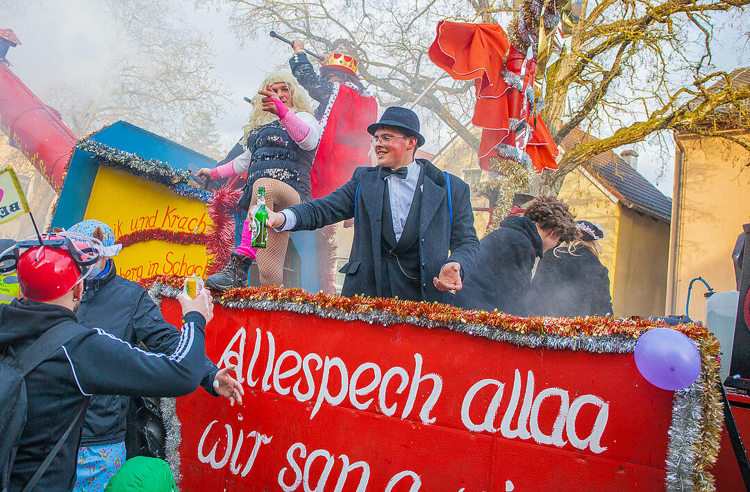 Tausende Narren und Närrinnen feierten auf der Straße