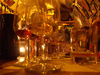 Gleich geht es los: Ein Whiskytasting im Keller des Whiskymuseums Kyrburg.