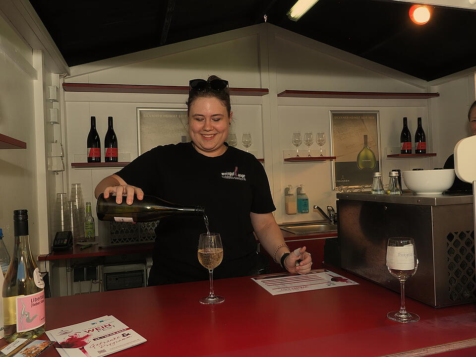 Das Weinfest zieht tausende Besucher an.