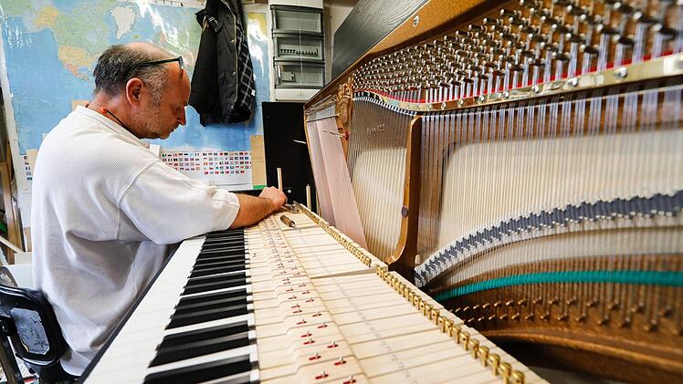 Unsere Bildergalerie zeigt Eindrücke aus der Manufaktur Steingraeber & Söhne in Bayreuth. Die Klaviere und Flügel werden ausschließlich von Fachleuten gefertigt - und komplett in Handarbeit. Foto: Matthias Hoch