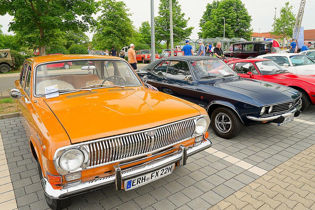 Autos, Motorräder, Mopeds und Traktoren gab es zu bewundern.