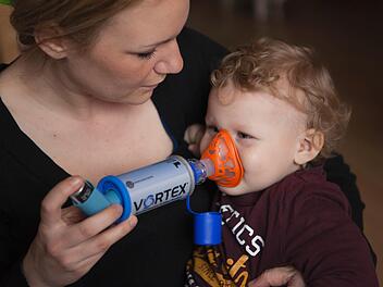 Asthma ist die häufigste chronische Erkrankung bei Kindern. Es lässt sich mit Asthmasprays gut behandeln.  Foto: Silvia Marks/Archiv/dpa