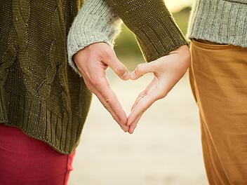 Hand in Hand durch's Leben: Mit unseren 5 Tipps findest du garantiert die richtige Person an deiner Seite.