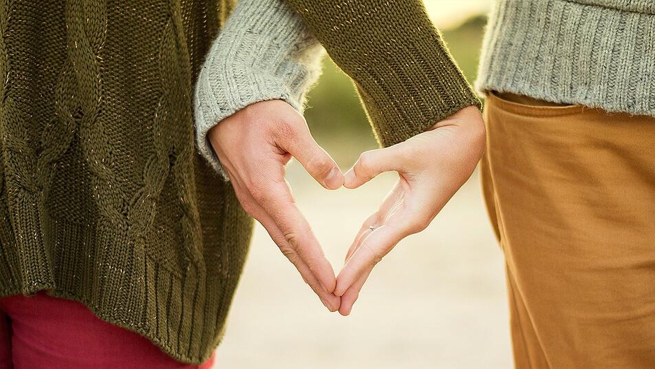 Hand in Hand durch's Leben: Mit unseren 5 Tipps findest du garantiert die richtige Person an deiner Seite.