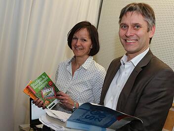 Silke Schneider und Wilhelm Schmitt gaben den Anrufern unserer Telefonaktion Tipps in Sachen Weiterbildung, Kursmöglichkeiten und Finanzierung. Foto: Barbara Herbst