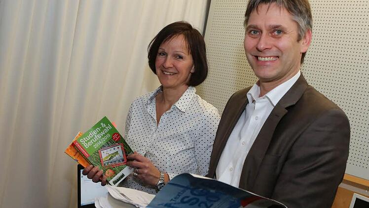 Silke Schneider und Wilhelm Schmitt gaben den Anrufern unserer Telefonaktion Tipps in Sachen Weiterbildung, Kursmöglichkeiten und Finanzierung. Foto: Barbara Herbst