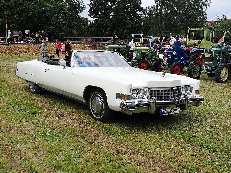 Oldtimer, US Cars, Traktoren und Motorräder.