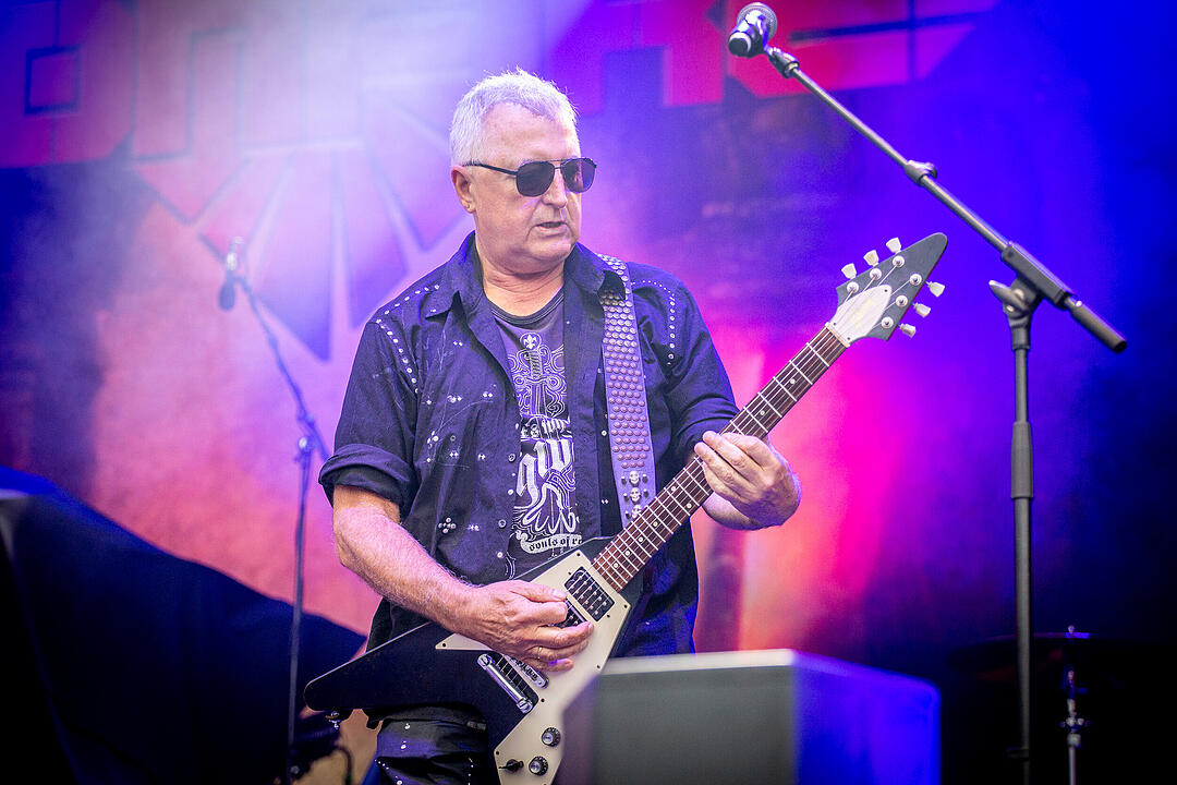 An die 2000 Besucher feierten die Rockmusik!