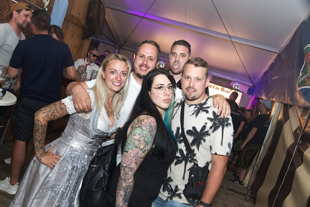 Musik im Festzelt gab es mit der Band "KLOSTERGOLD"