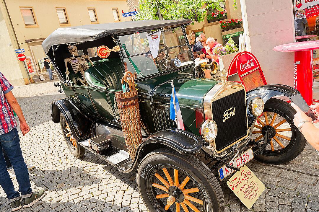 Historische Automobile und Motorräder