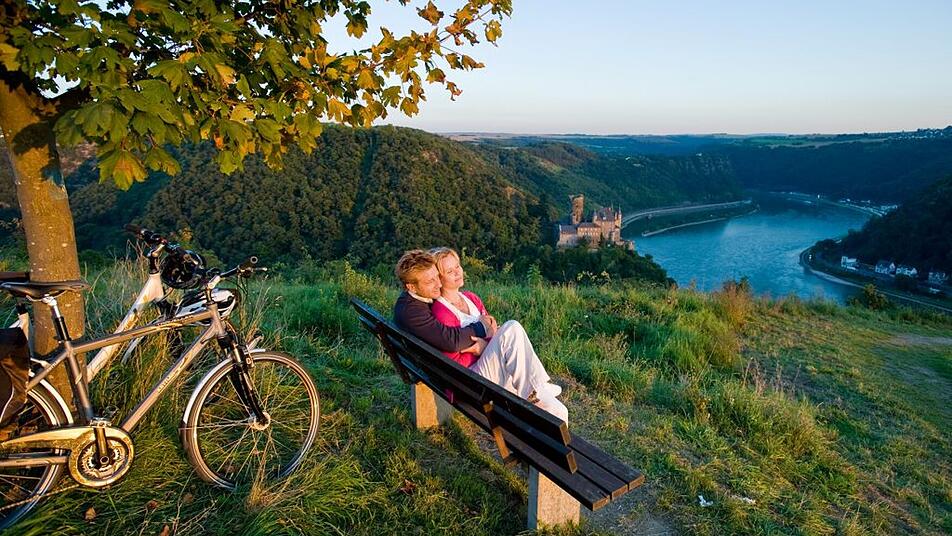 Ein romantischer Blick über das Rheintal erwartet dich bei einem gemeinsamen Ausflug.
