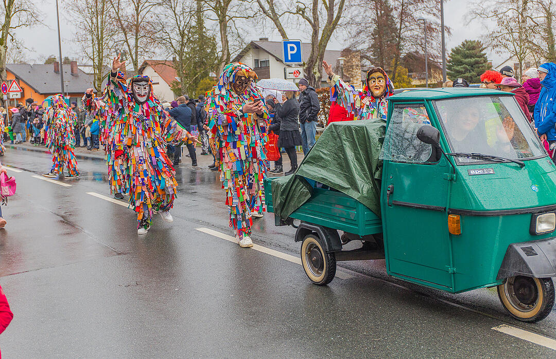 Buntes Faschingstreiben begeistert groß und klein.