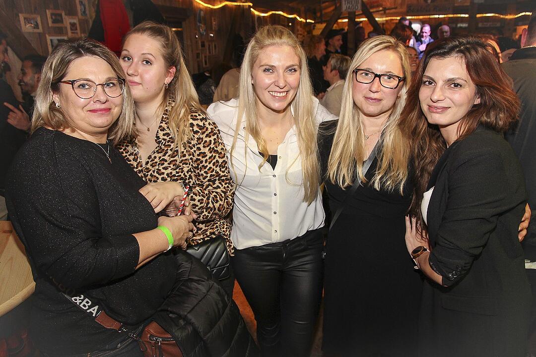 Beste Partystimmung bei voller Hütte.