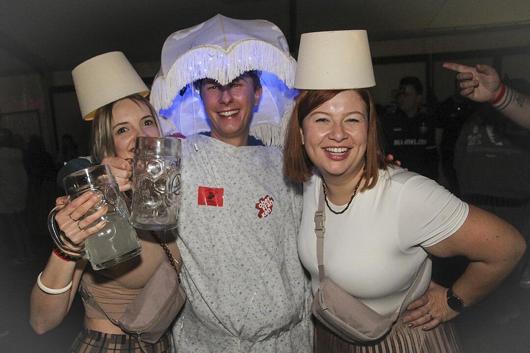 Super Stimmung beim Meeder Zeltfasching 2025!