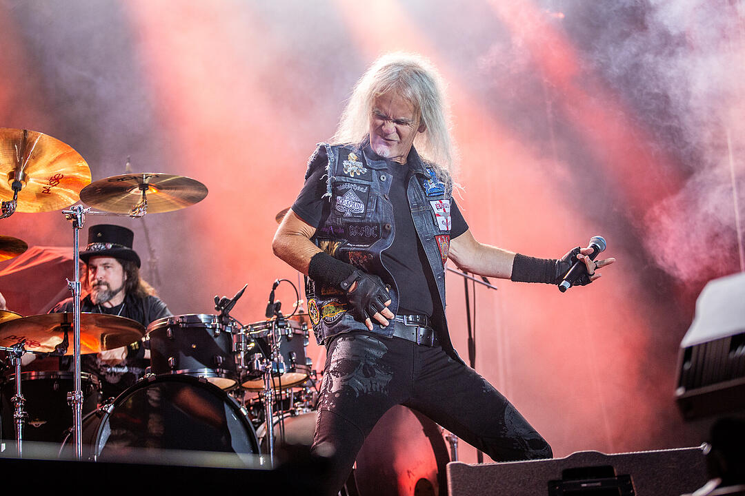 An die 2000 Besucher feierten die Rockmusik!