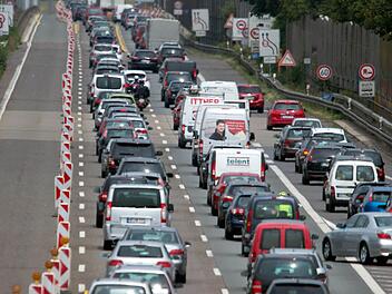 An diesem Wochenende werden die Autobahnen voll sein. Foto: Federico Gambarini/dpa