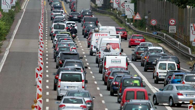 An diesem Wochenende werden die Autobahnen voll sein. Foto: Federico Gambarini/dpa