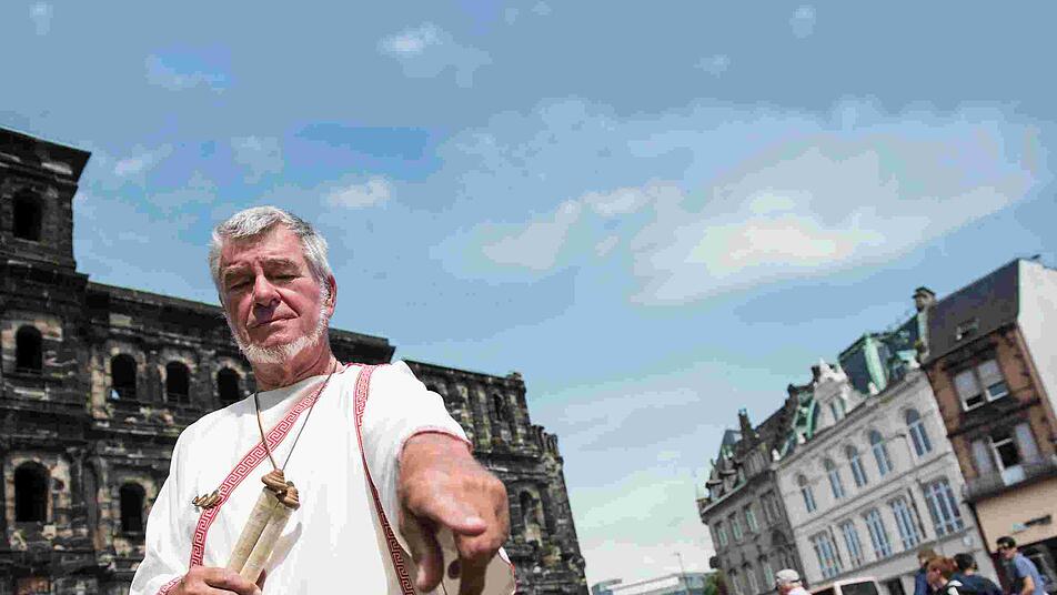 In Begleitung von Stadtführern*innen in originalgetreuem Outfit ist es möglich, Trier bei Erlebnis- und Kostümführungen zu erkunden.