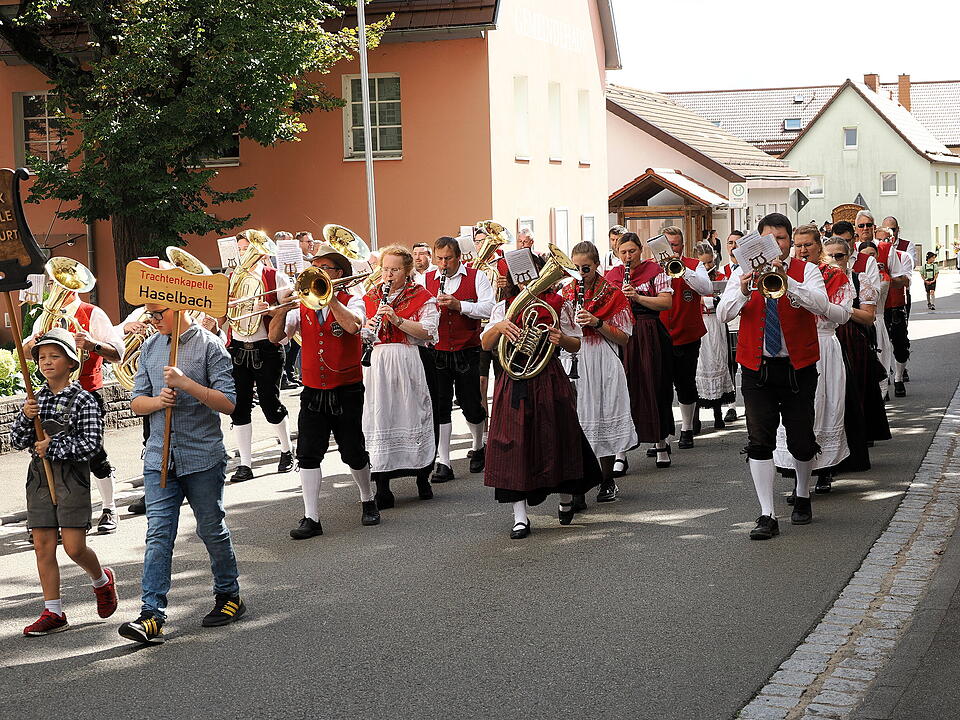 Motivwägen, Trachtengruppen und Musik-Kapellen