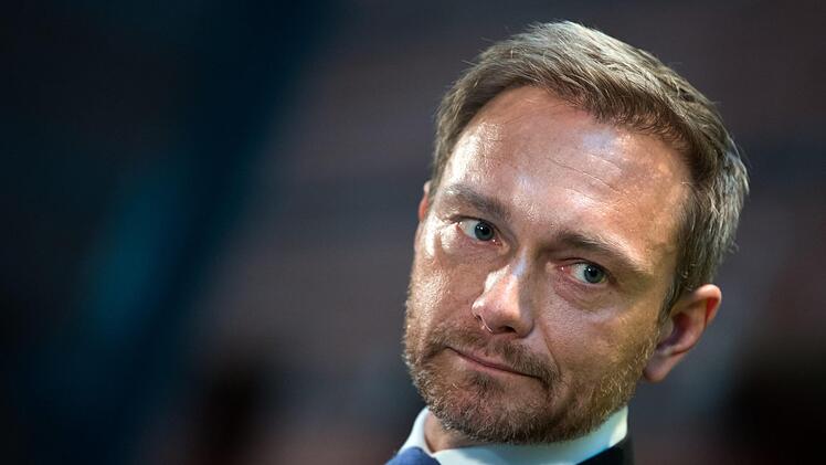 Christian Lindner, Bundesvorsitzender der Freien Demokratischen Partei (FDP), äußert sich am 20.11.2017 bei einer Pressekonferenz nach dem Scheitern der Jamaika-Sondierungen von CDU, CSU, FDP und Grünen in Berlin. Foto: Bernd von Jutrczenka/dpa