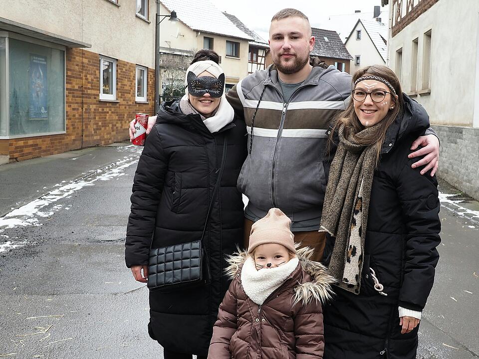 Tausende Besucher beim traditionellen Maskenumzug