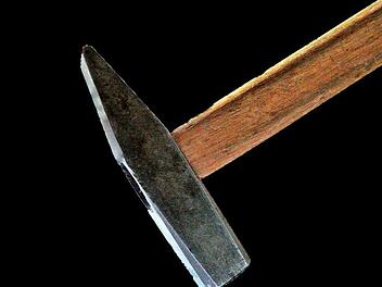 Ein 40-Jähriger wurde nach dem Öffnen der Wohnungstür mit einem Hammer niedergeschlagen.  Symbolfoto: pixabay.com/motitz320