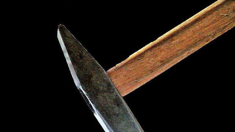 Ein 40-Jähriger wurde nach dem Öffnen der Wohnungstür mit einem Hammer niedergeschlagen.  Symbolfoto: pixabay.com/motitz320