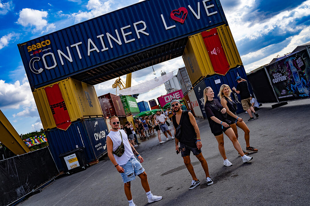 Einmalige Festivalwelt zwischen Stahl und Container.